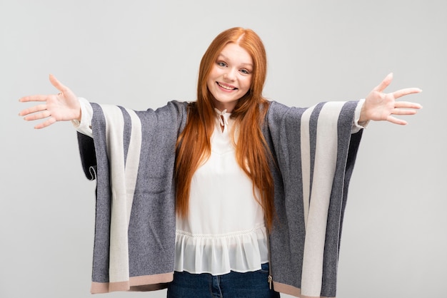 Foto grátis mulher sorridente com roupa outonal