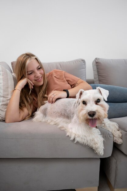 Mulher sorridente com tiro médio e cachorro