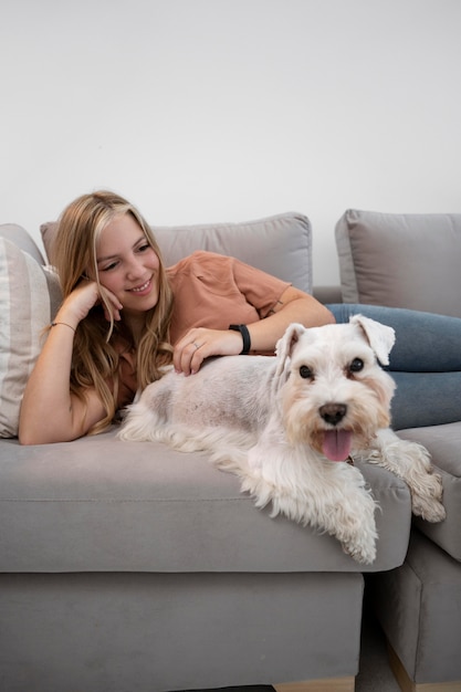 Mulher sorridente com tiro médio e cachorro