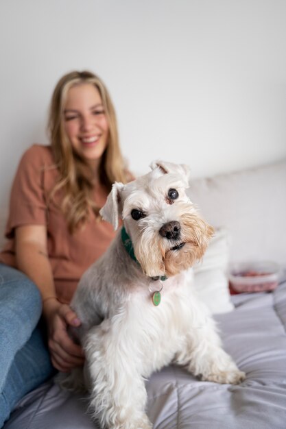 Mulher sorridente com tiro médio e cachorro