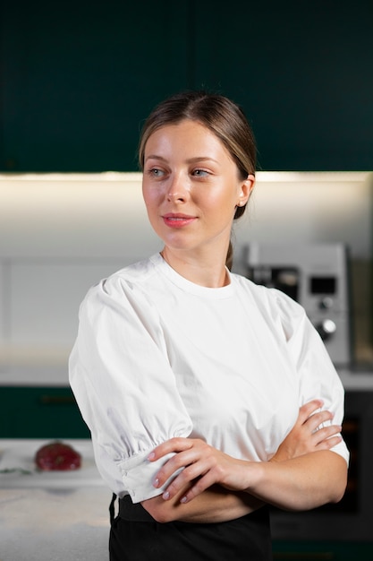 Foto grátis mulher sorridente com tiro médio na cozinha