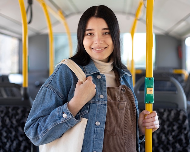 Mulher sorridente com tiro médio no ônibus