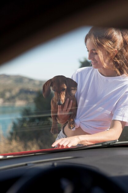 Foto grátis mulher sorridente com tiro médio segurando cachorro