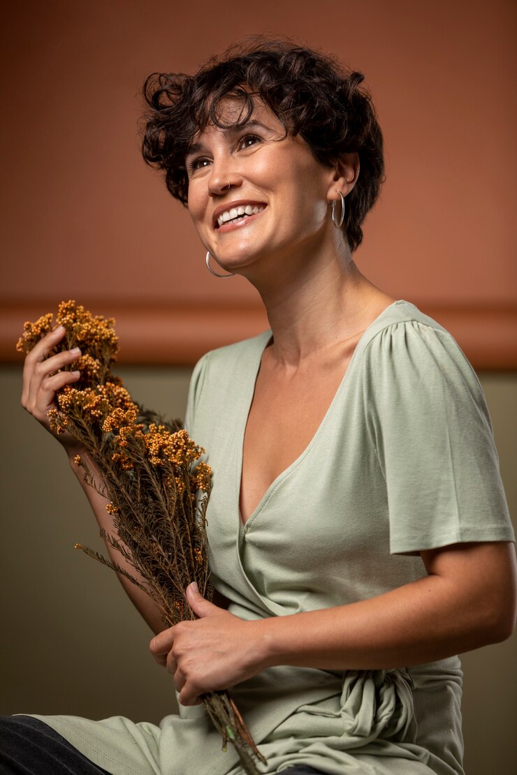 Foto grátis mulher sorridente com tiro médio segurando flores