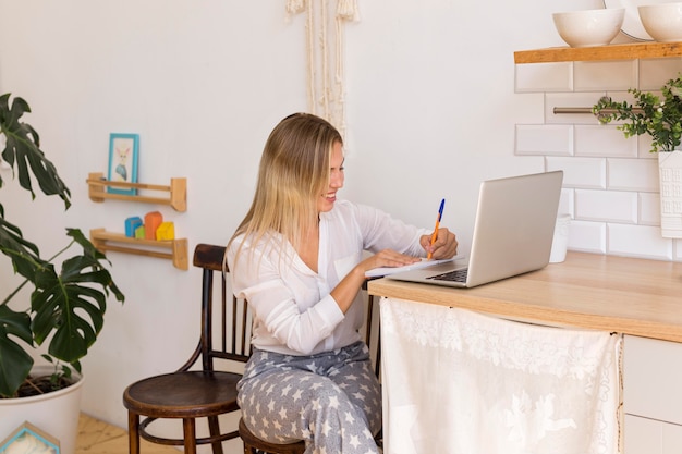 Mulher sorridente com tiro médio tomando notas