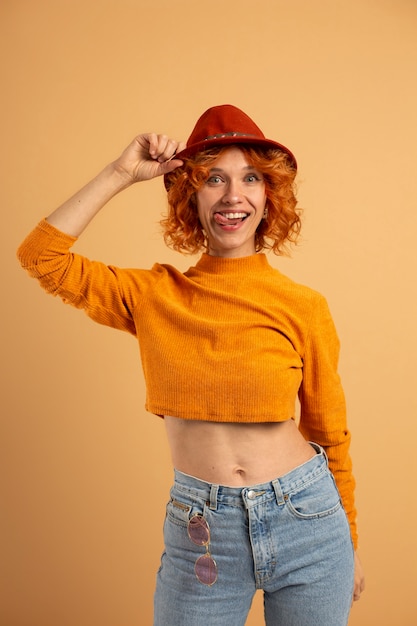 Mulher sorridente com tiro médio usando chapéu