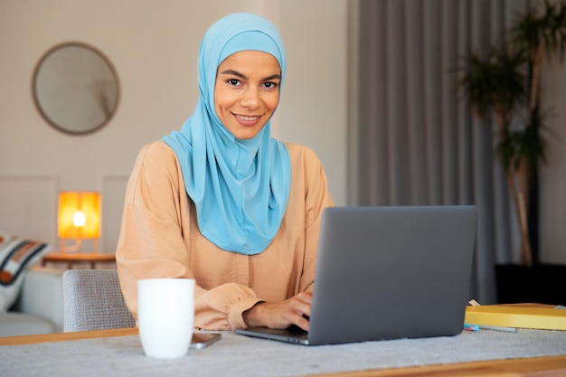 Mulher sorridente com tiro médio usando hijab