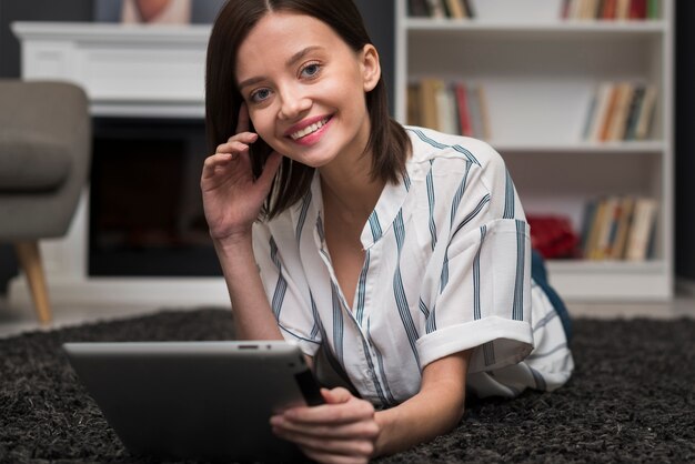 Mulher sorridente com um tablet