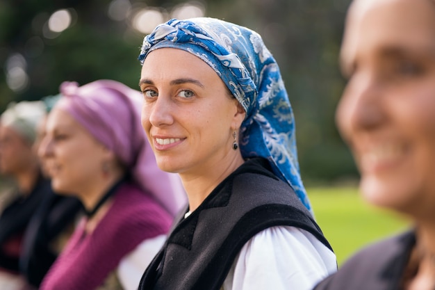 Foto grátis mulher sorridente com vista lateral ao ar livre