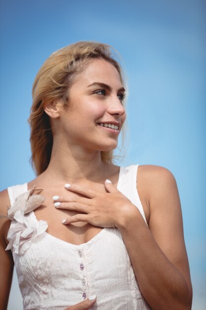 Mulher sorridente contra o céu azul