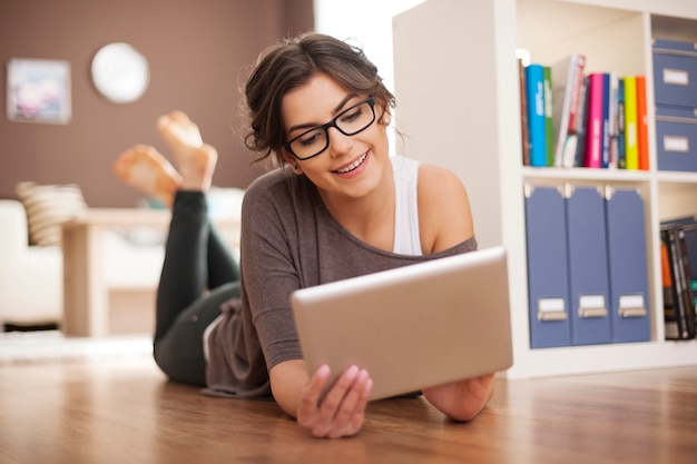 Mulher sorridente curtindo uma tecnologia contemporânea