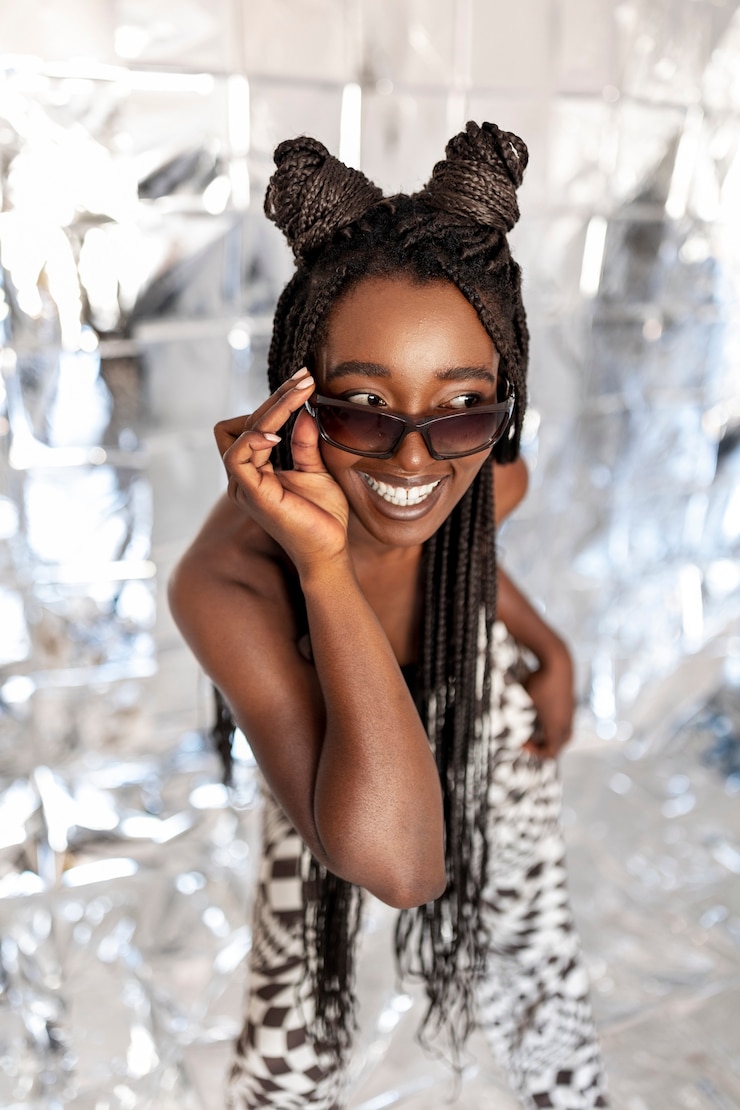 Foto grátis mulher sorridente de alto ângulo posando