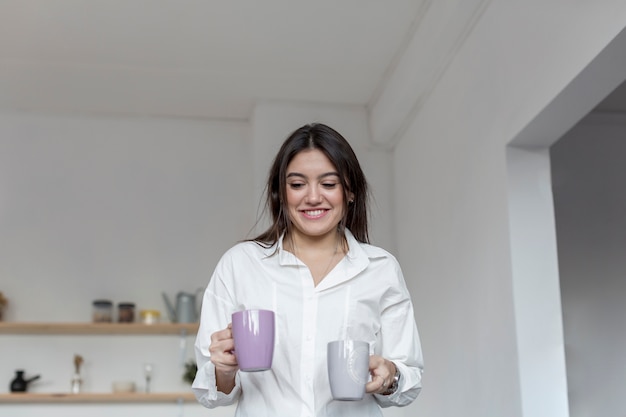 Mulher sorridente de baixo ângulo