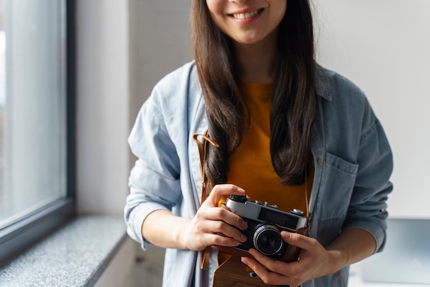 Foto grátis mulher sorridente de close-up com câmera