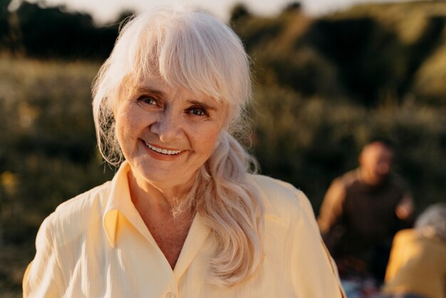 Mulher sorridente de perto ao ar livre