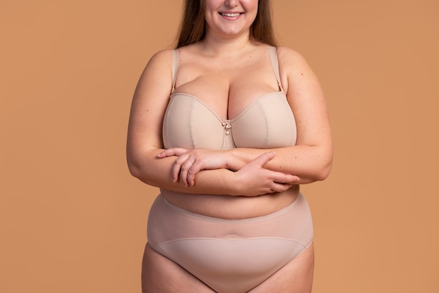 Mulher sorridente de perto com os braços cruzados