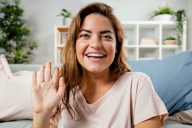 Foto grátis mulher sorridente de retrato acenando