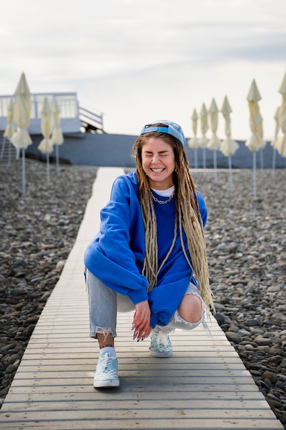 Mulher sorridente de tiro completo com dreadlocks afro