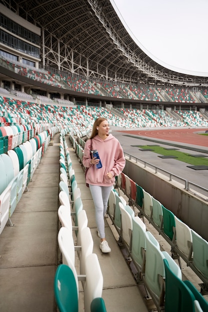 Foto grátis mulher sorridente de tiro completo na arena