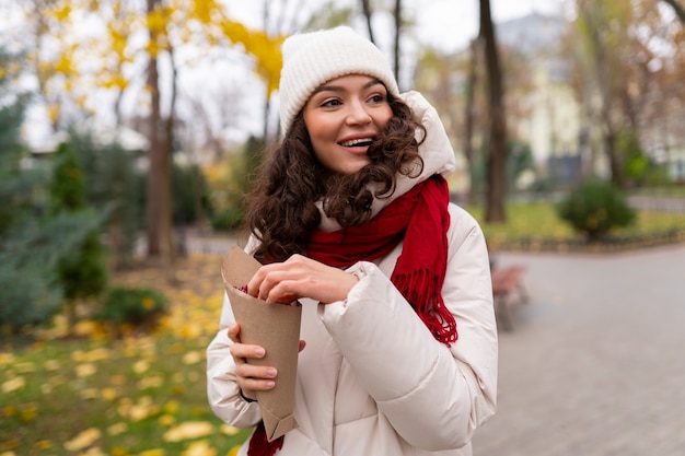 Foto grátis mulher sorridente de tiro médio com bagas