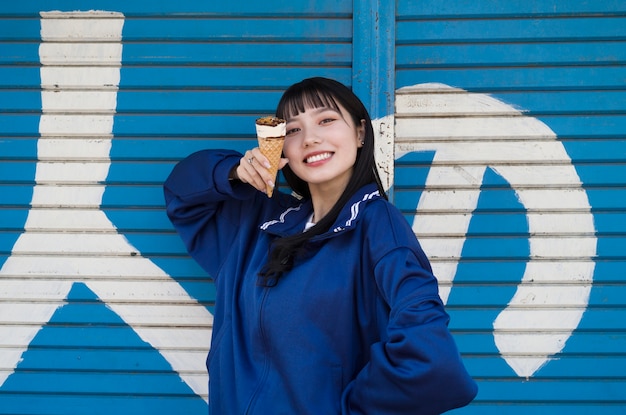 Foto grátis mulher sorridente de tiro médio com casquinha de sorvete