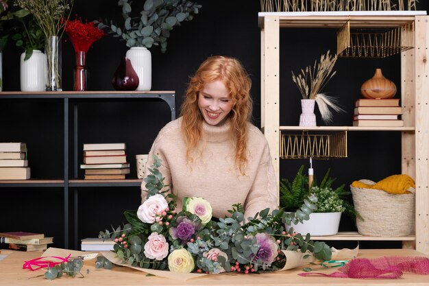 Mulher sorridente de tiro médio com flores