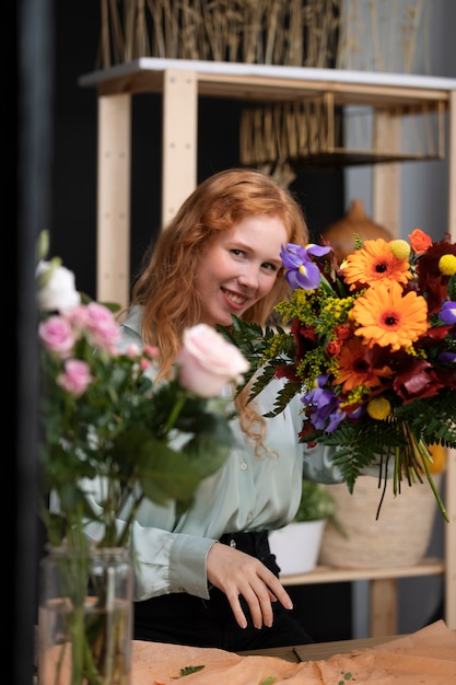 Mulher sorridente de tiro médio com flores