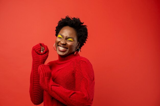 Mulher sorridente de tiro médio com fundo vermelho