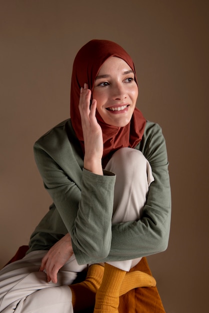 Foto grátis mulher sorridente de tiro médio com hijab