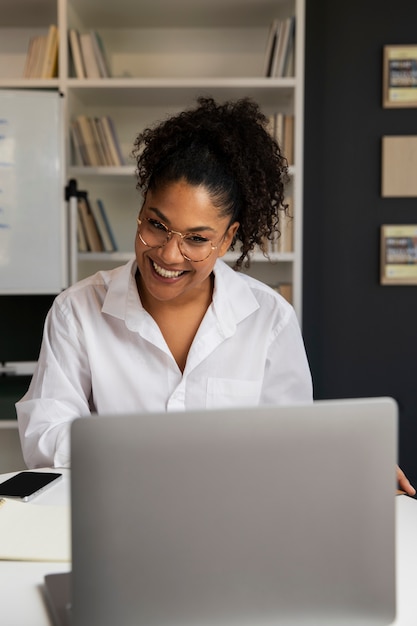 Foto grátis mulher sorridente de tiro médio com laptop