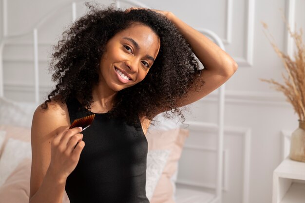 Mulher sorridente de tiro médio com pente