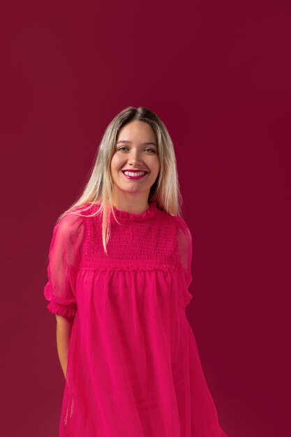 Mulher sorridente de tiro médio com roupa rosa