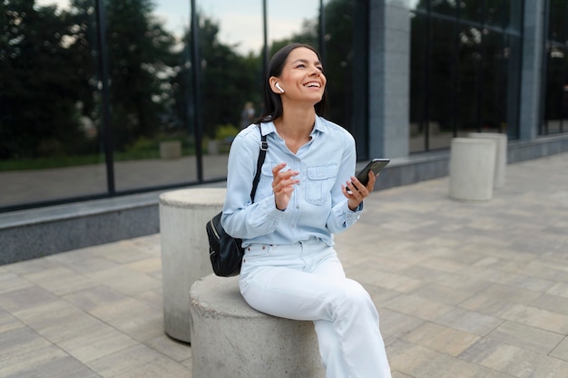 Mulher sorridente de tiro médio com smartphone