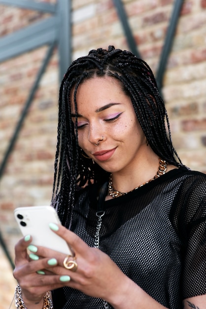 Mulher sorridente de tiro médio com smartphone