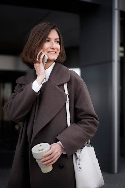 Foto grátis mulher sorridente de tiro médio falando ao telefone