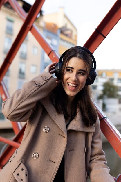 Mulher sorridente de tiro médio lá fora