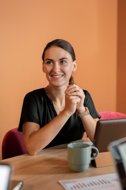 Mulher sorridente de tiro médio na mesa