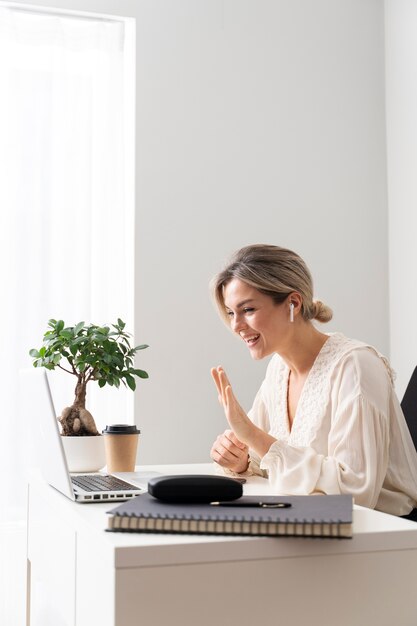 Mulher sorridente de tiro médio na mesa