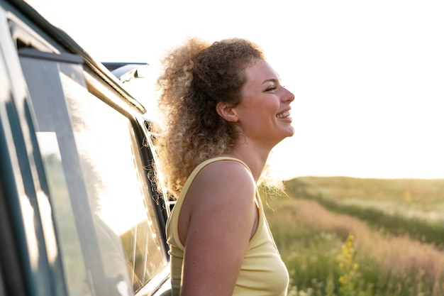 Mulher sorridente de tiro médio na natureza