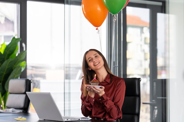 Foto grátis mulher sorridente de tiro médio no escritório