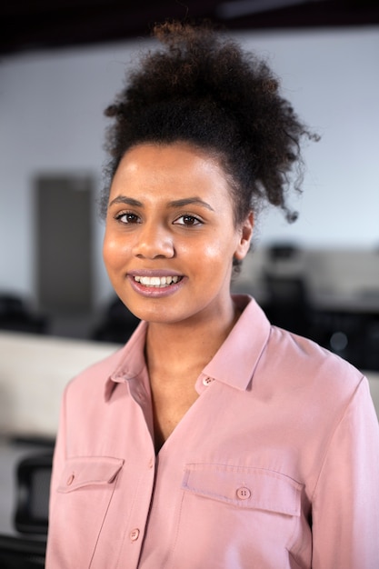 Foto grátis mulher sorridente de tiro médio no trabalho