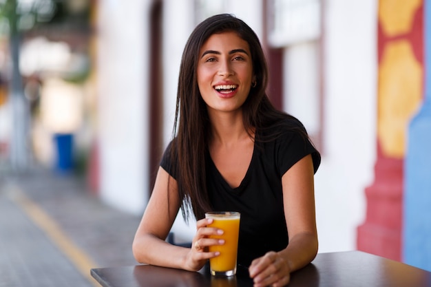 Foto grátis mulher sorridente de tiro médio passando tempo ao ar livre