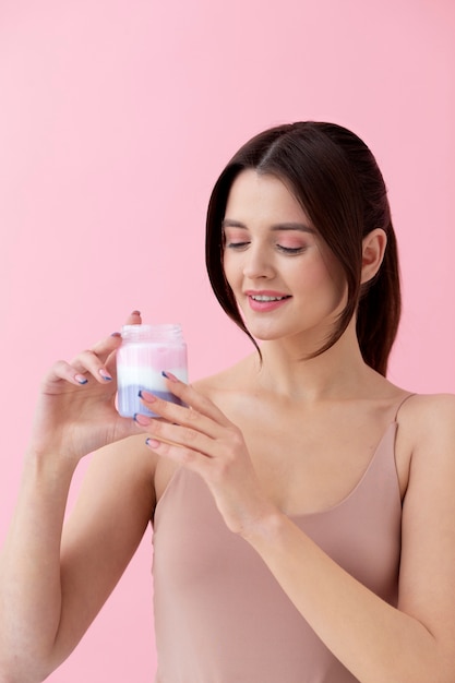 Foto grátis mulher sorridente de tiro médio posando com produto