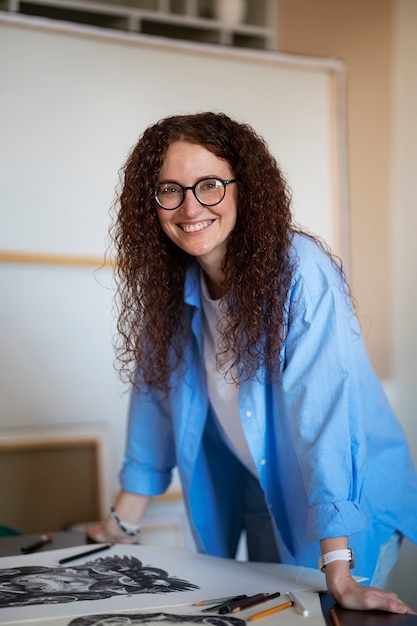 Mulher sorridente de tiro médio posando para cv