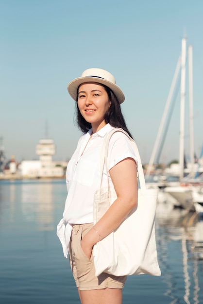 Foto grátis mulher sorridente de tiro médio posando