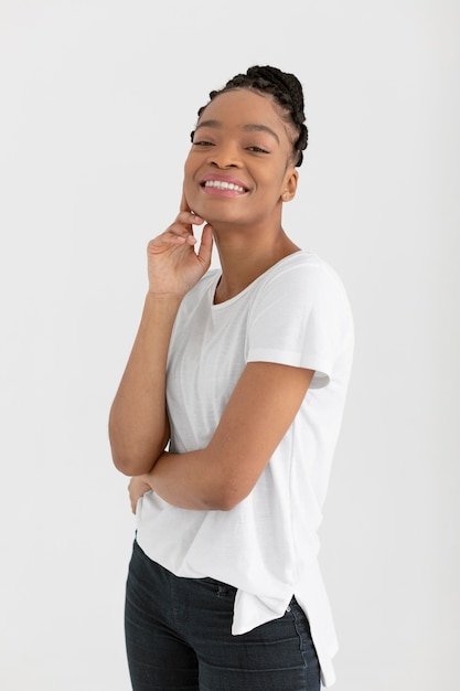 Mulher sorridente de tiro médio posando