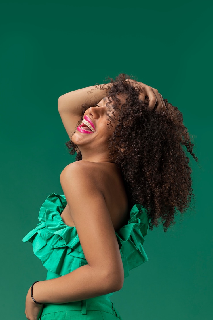 Foto grátis mulher sorridente de tiro médio posando
