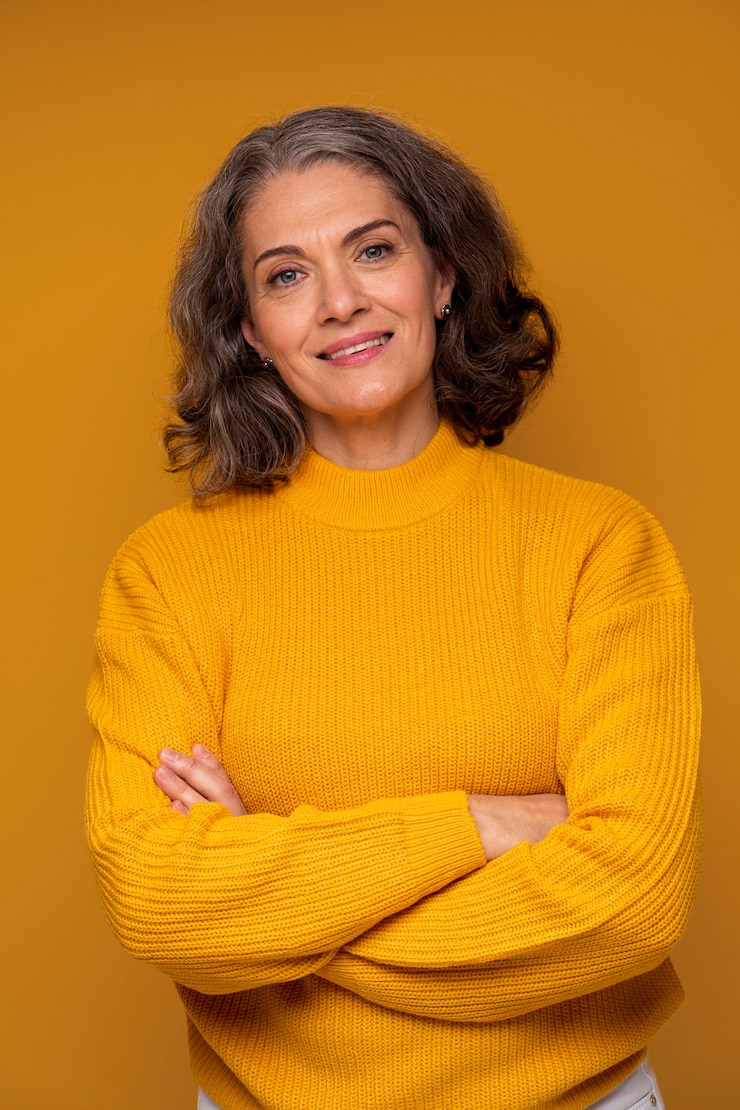Foto grátis mulher sorridente de tiro médio posando