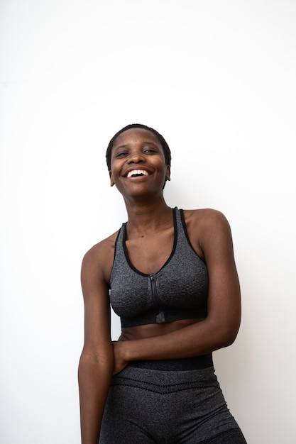 Foto grátis mulher sorridente de tiro médio posando