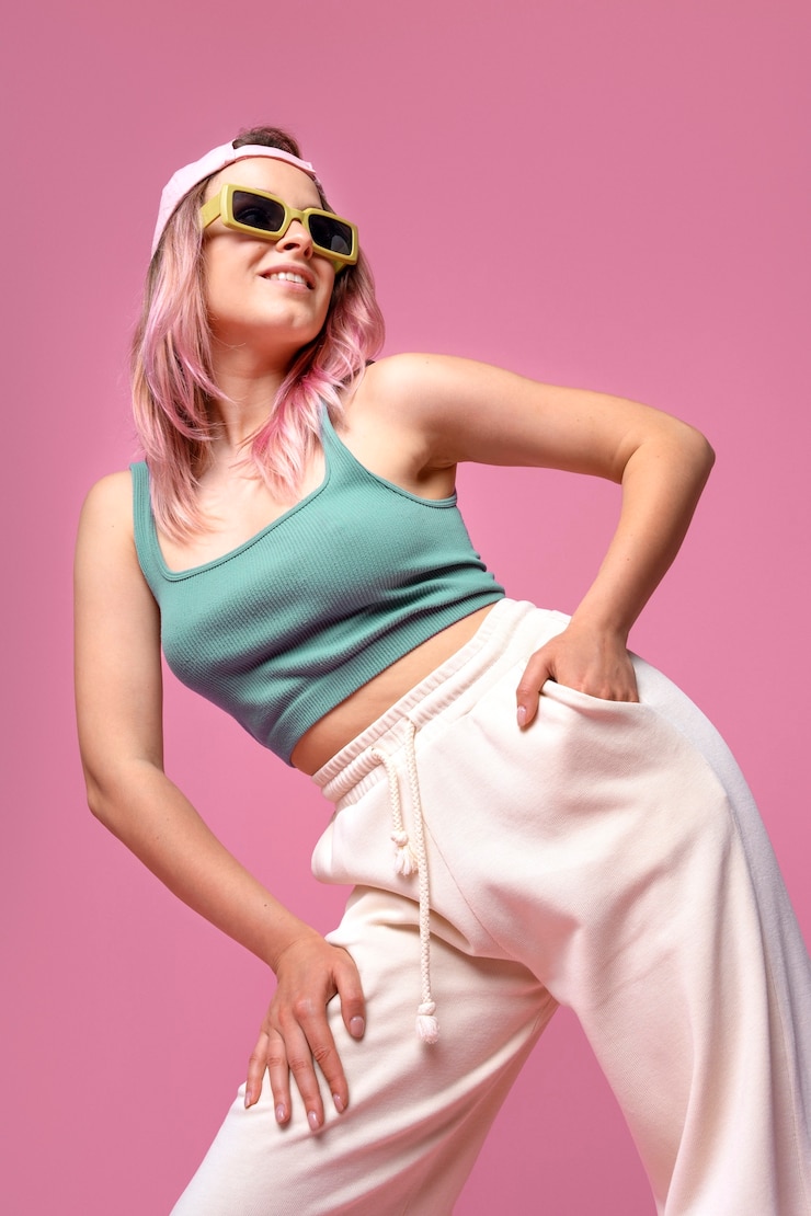 Foto grátis mulher sorridente de tiro médio posando